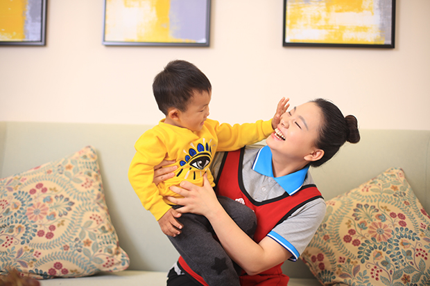 家庭早教師需要什么條件？早教師與幼兒園老師哪個職業(yè)好？