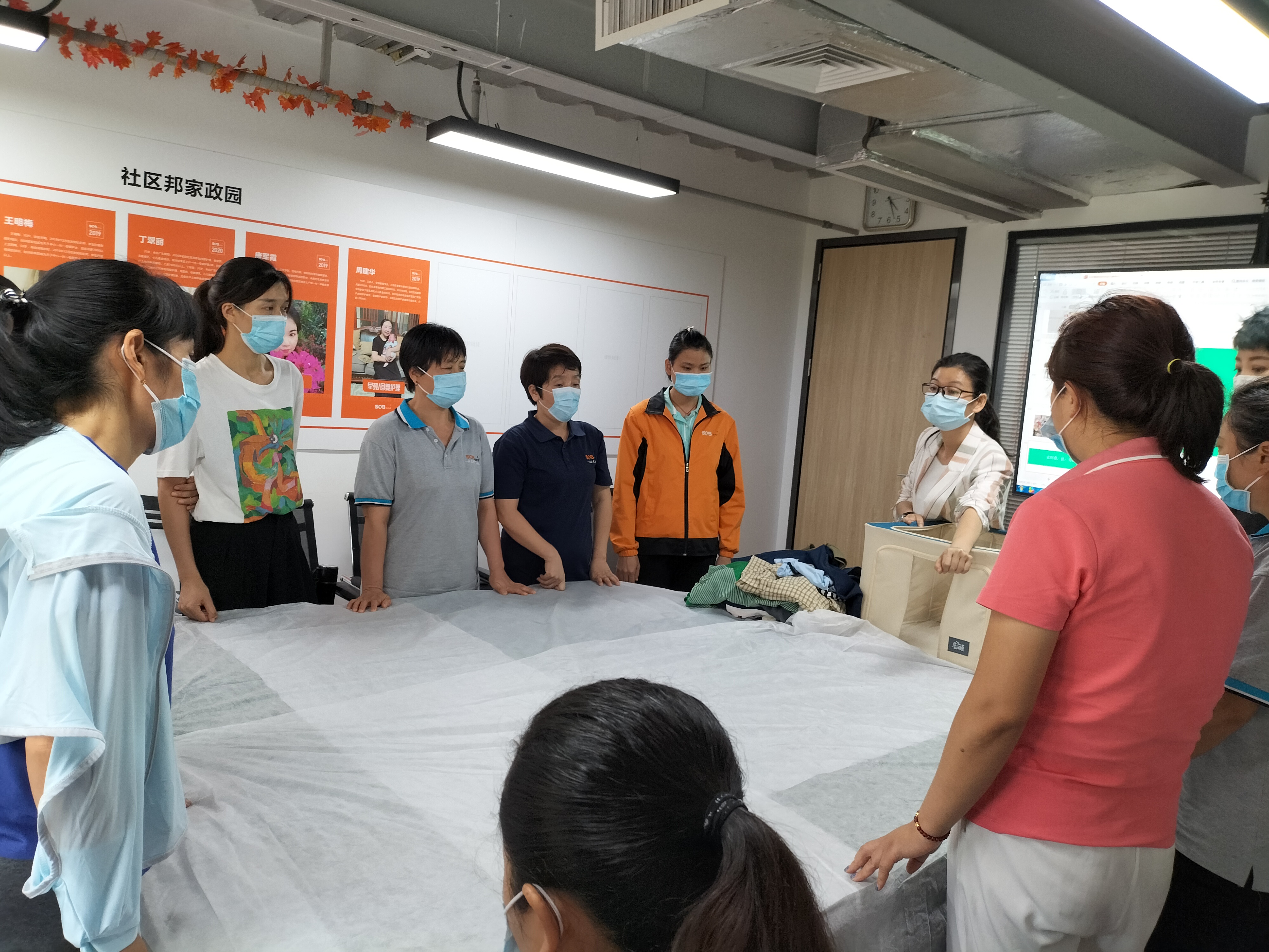 汽車后備箱太凌亂？三個家政員收納整理技巧提升車廂空間環(huán)境！