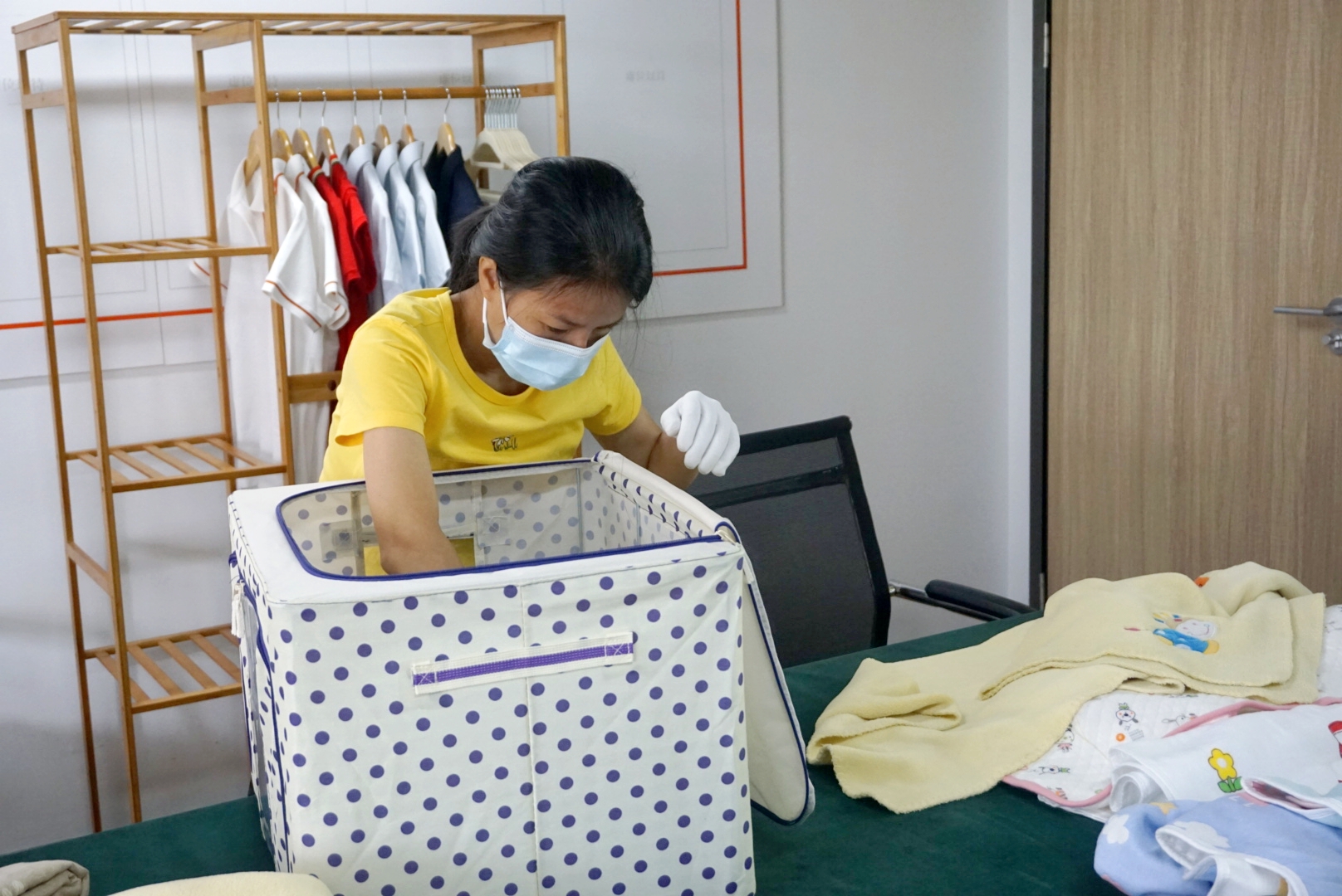 家里衣服多很亂？家政服務(wù)員告訴你收納神器，這樣做多少衣服都能裝下！