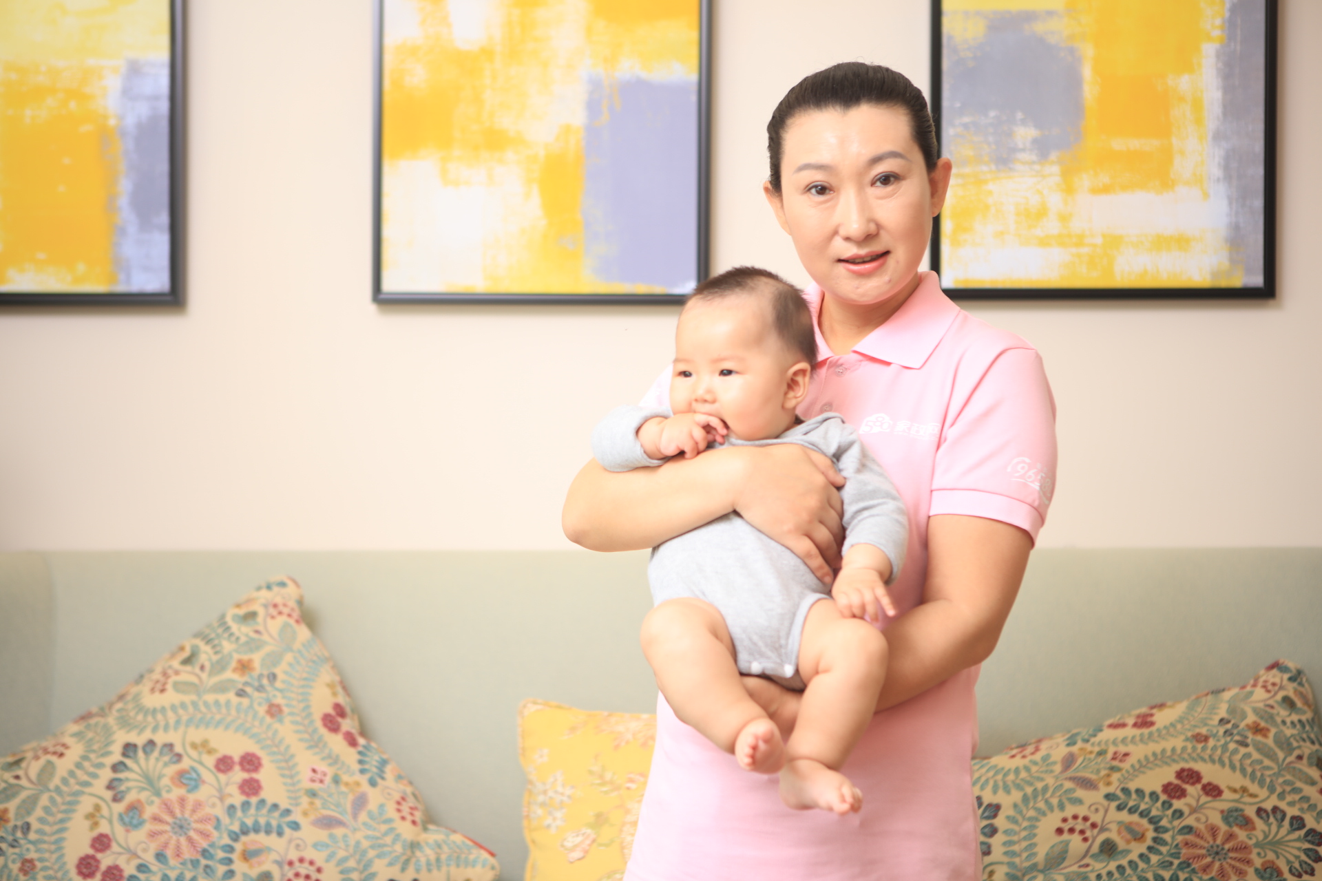 找專業(yè)“保姆月嫂”比找對象難？社區(qū)邦家政回應(yīng)