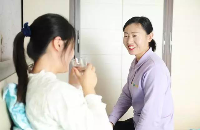 月嫂上戶時如何與雇主家人友好溝通？聽聽金牌月嫂怎么說！