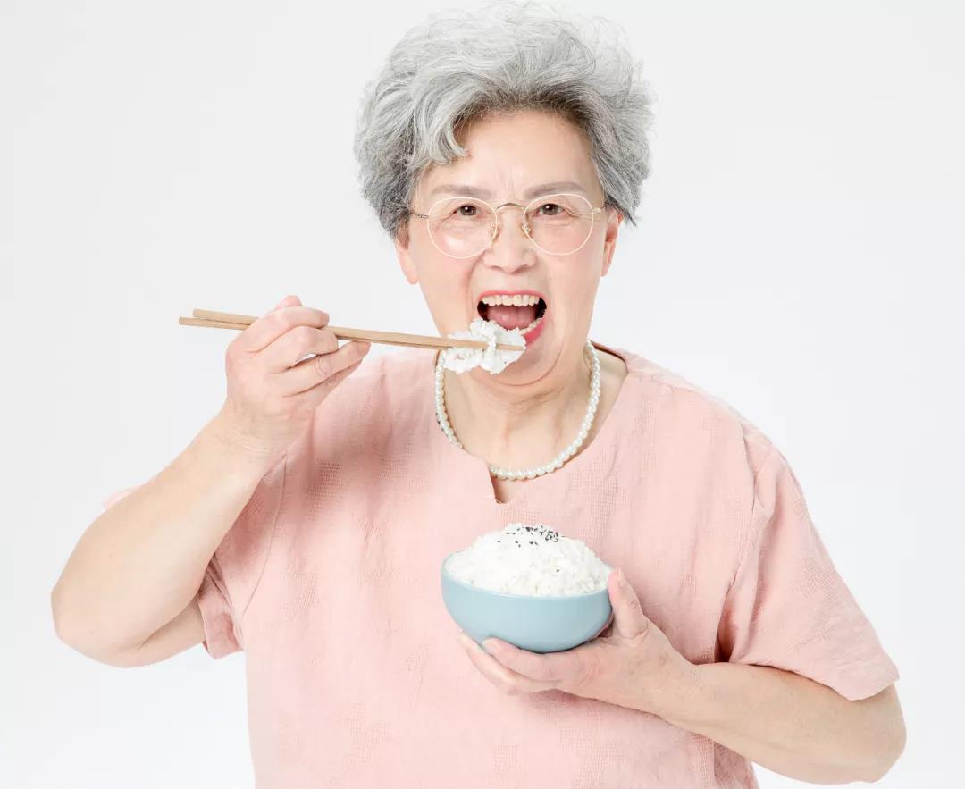 養(yǎng)老護(hù)理員照顧老人要注意什么？社區(qū)邦提醒這4個(gè)誤區(qū)要避免！