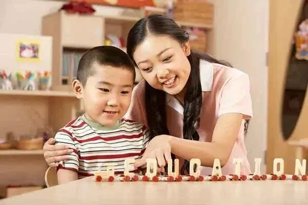 專業(yè)家庭早教師賺錢多，市場缺！社區(qū)邦培訓推薦就業(yè)，快來吧！