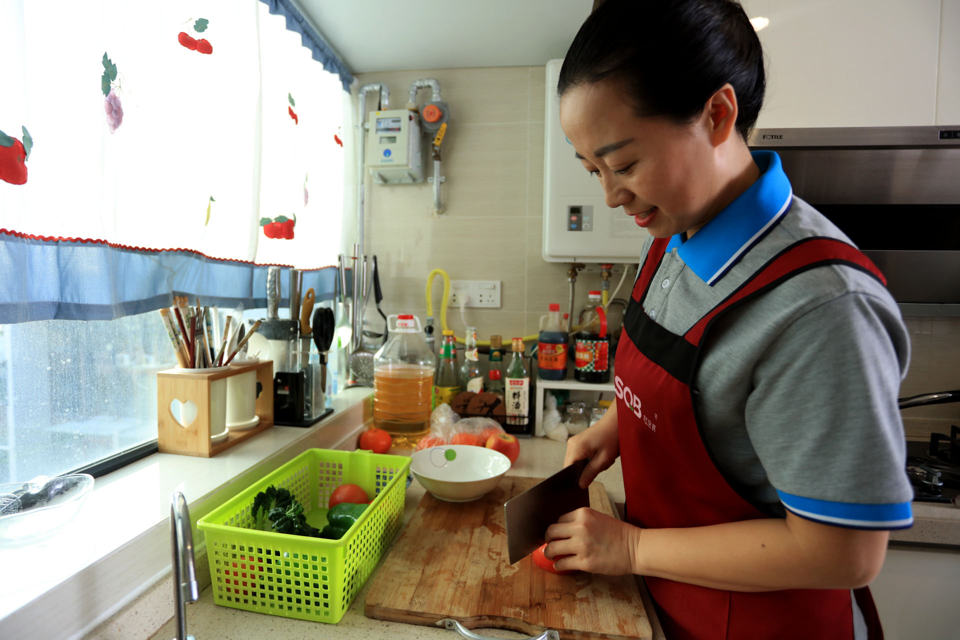 深圳找?guī)『⒈Ｄ范嗌馘X一個(gè)月？社區(qū)邦家政保姆家務(wù)料理，家庭護(hù)理樣樣行！