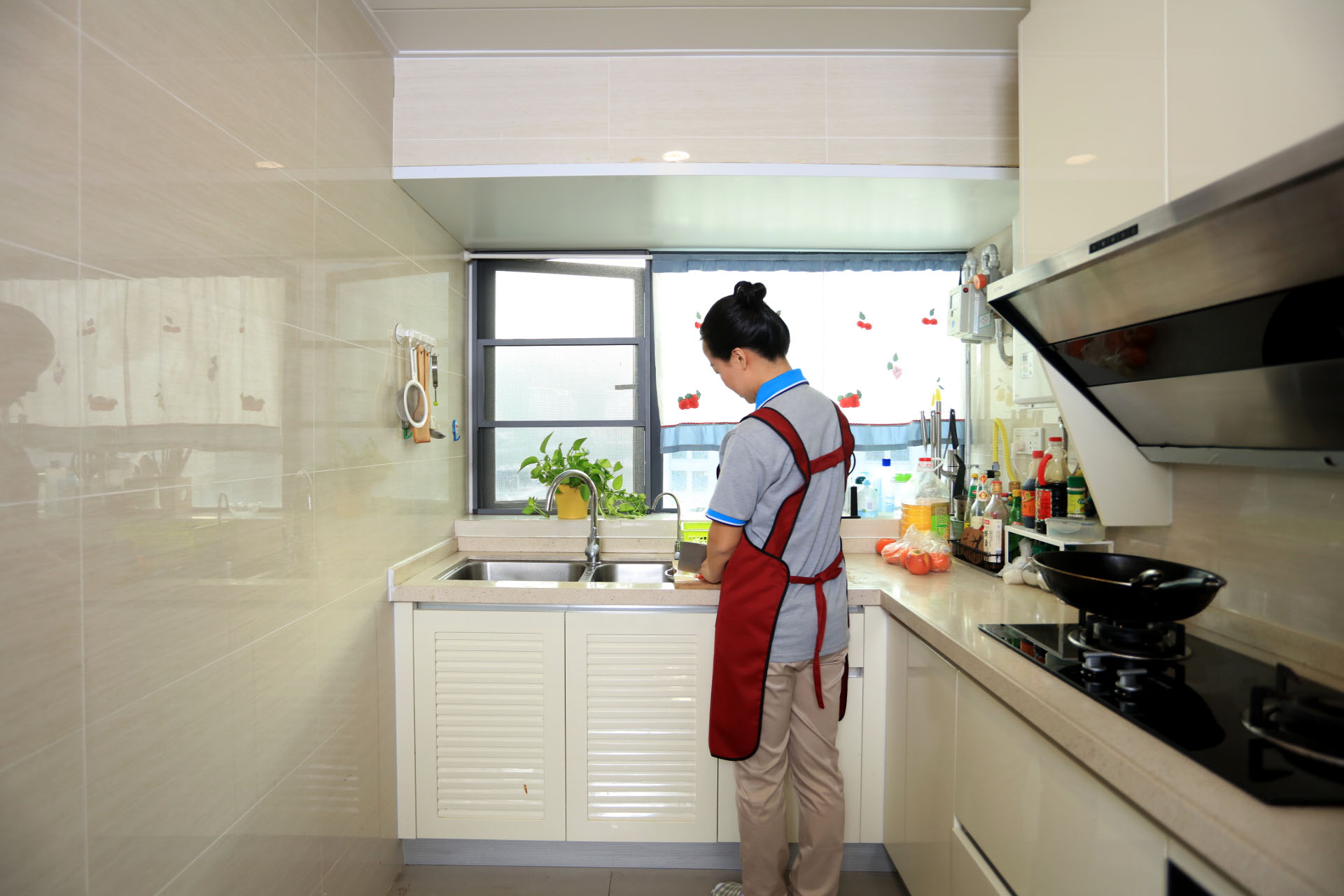 深圳找什么樣的保姆好？如何找到負(fù)責(zé)任的住家保姆？