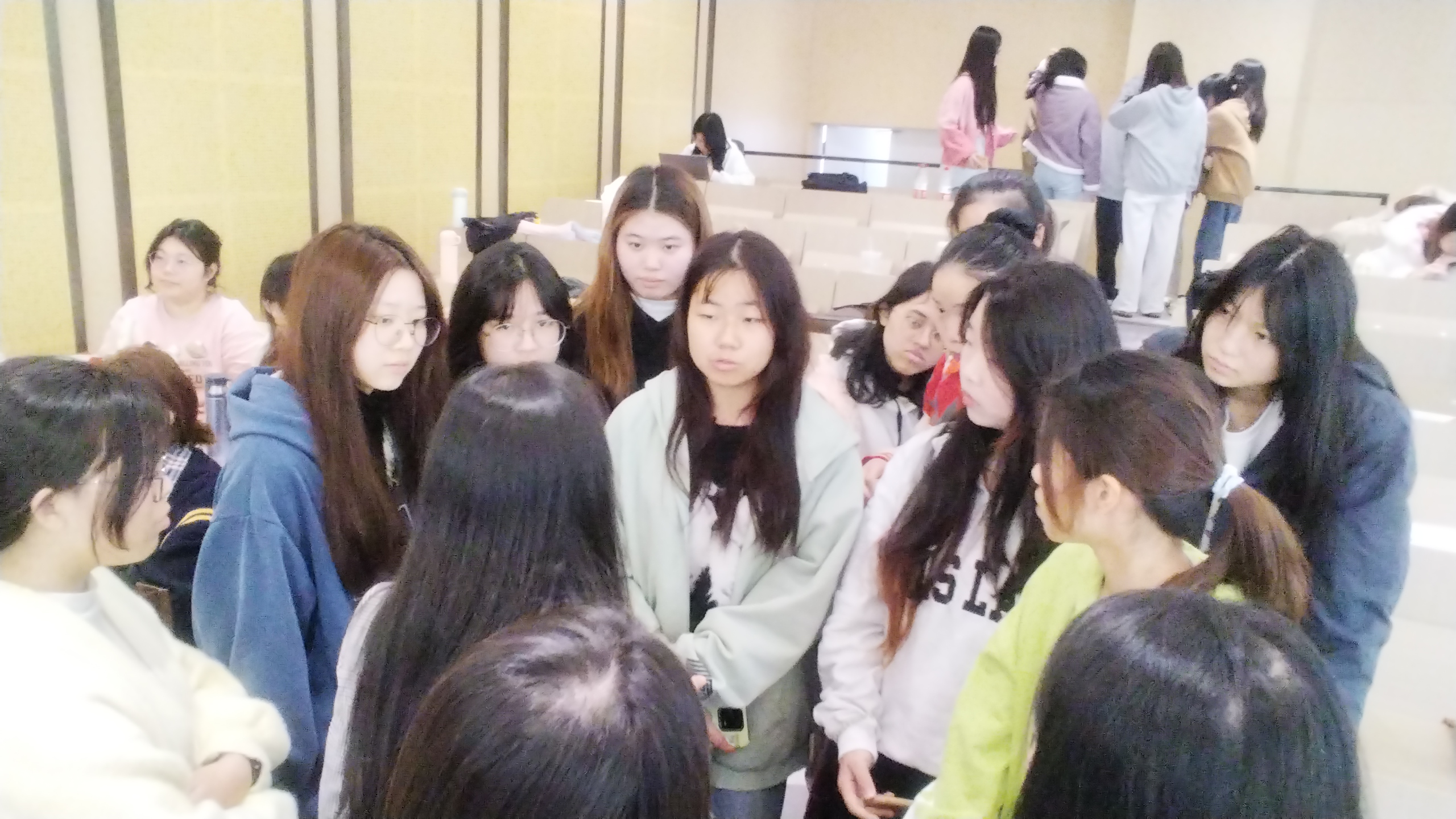 深職大學(xué)前教育專業(yè)聯(lián)合社區(qū)邦家政開展就業(yè)指導(dǎo)課 校企共探兒童成長陪伴師新職業(yè)，學(xué)生踴躍參與開拓就業(yè)視野
